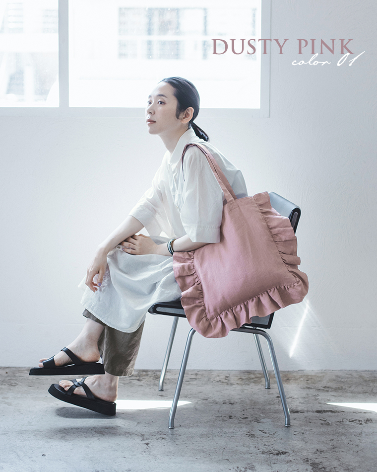 08Mabの リネンフリルトートバッグ（ダスティーピンク）を肩に掛けた女性のコーディネート画像。白のロングシャツワンピースに合わせ、柔らかなトーンでまとめたスタイル。画像内テキスト「DUSTY PINK color 01」。