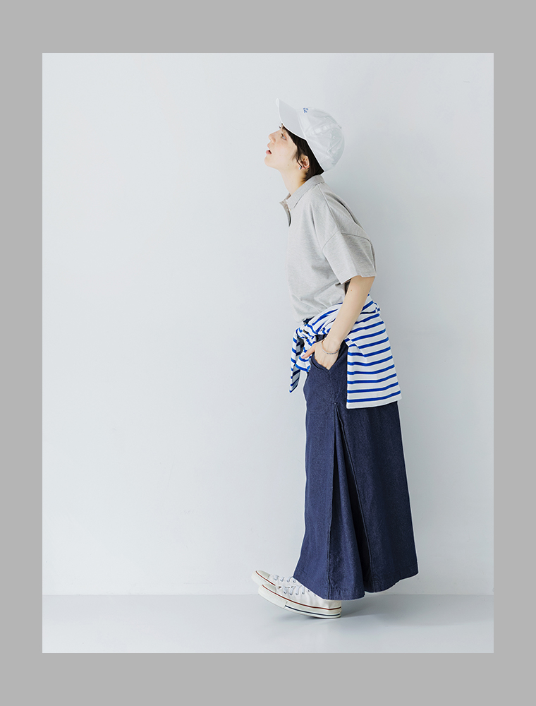 杢グレーの鹿の子ポロシャツを着用したモデルの横向き画像