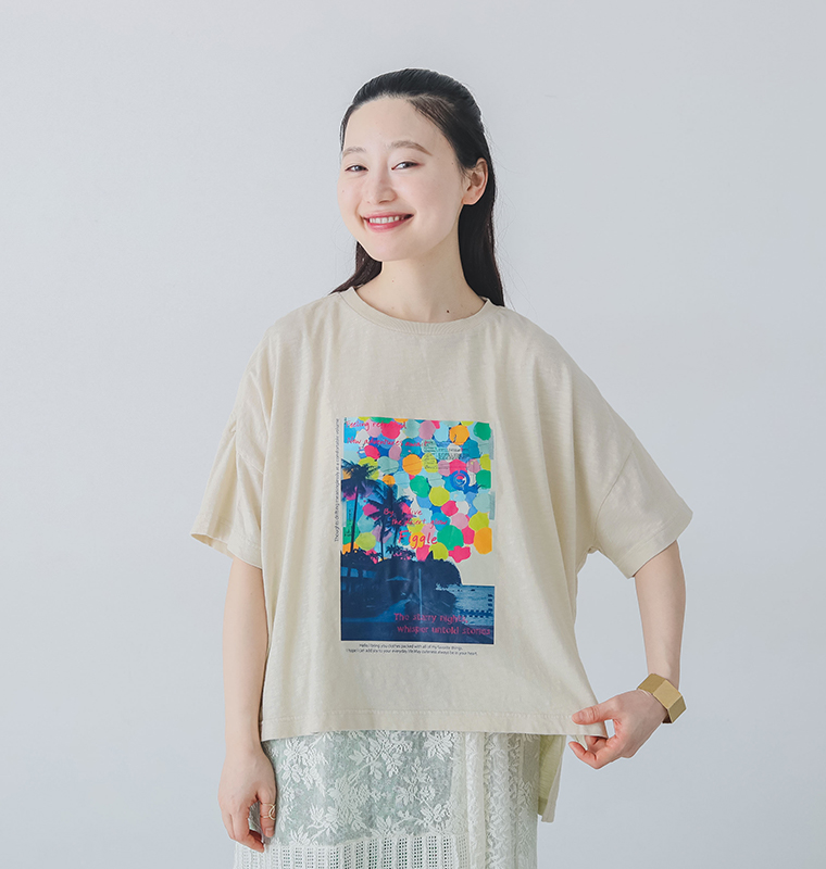 Figgleのスラブ天竺 カラフルリゾートフォトTシャツを着用したモデルの上半身画像