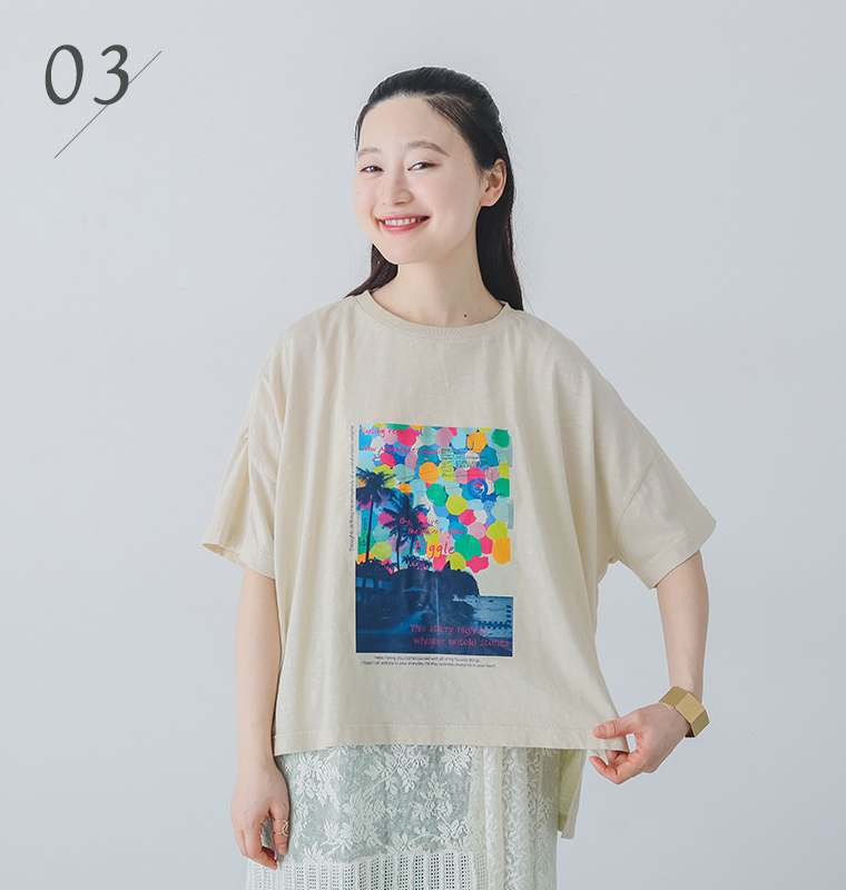 Figgleのスラブ天竺 カラフルリゾートフォトTシャツを着用したモデルの上半身画像