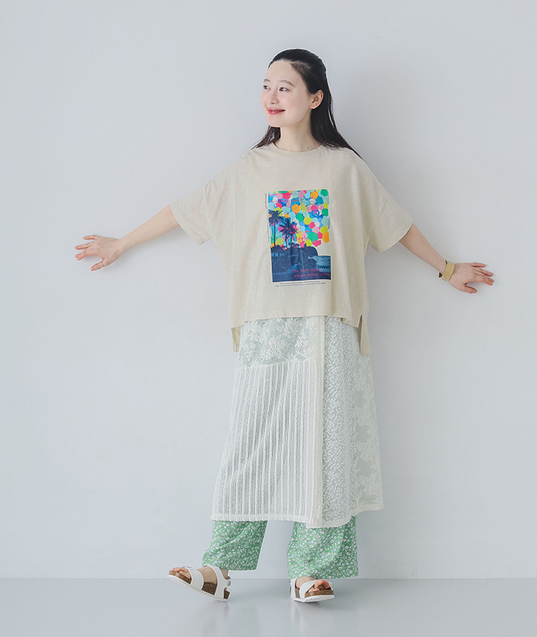 スラブ天竺 カラフルリゾートフォトTシャツを着用したモデルが両手を広げている全身画像