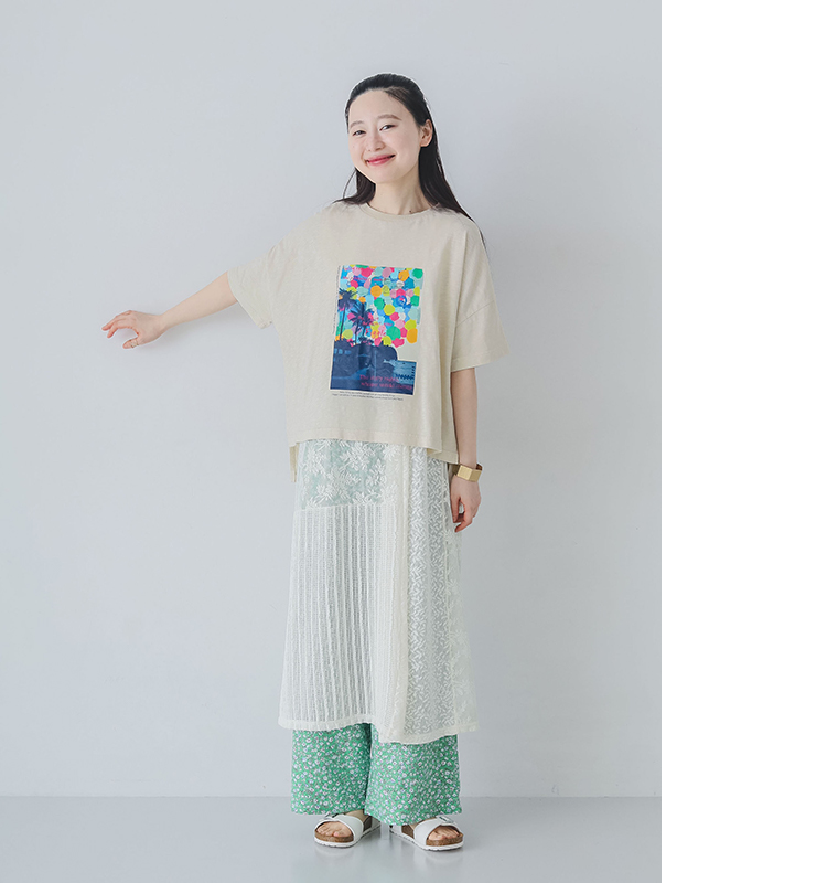 スラブ天竺 カラフルリゾートフォトTシャツを着用したモデルの全身画像