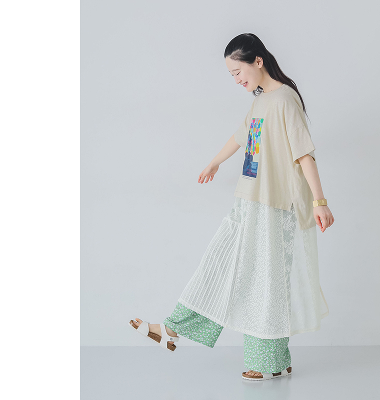 スラブ天竺 カラフルリゾートフォトTシャツを着用したモデルの横向き全身画像