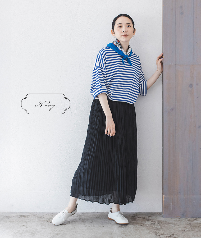 ワッシャープリーツスカート(ネイビー)とボーダーTシャツを合わせた全身コーディネート
