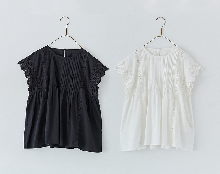 Lintu Lauluレースピンタックブラウスの商品画像。ブラックとホワイトの2色展開で、繊細なピンタックとスカラップレース袖が特徴。軽やかなコットン素材がふんわり広がるシルエットで、上品な印象を与えるデザイン。