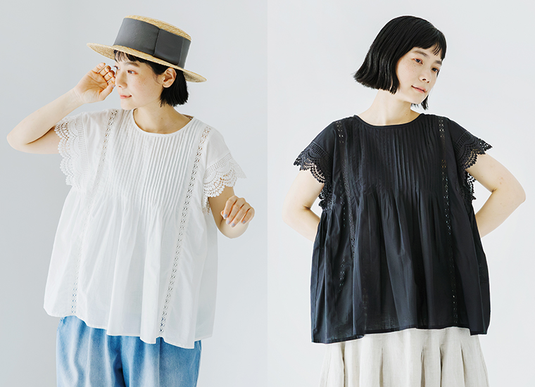 Lintu Lauluレースピンタックブラウスの商品画像。ホワイトとブラックの2色展開で、繊細なピンタックとスカラップレース袖が特徴。ホワイトは麦わら帽子を合わせた爽やかなスタイル、ブラックはナチュラルなボトムと合わせた上品な印象。