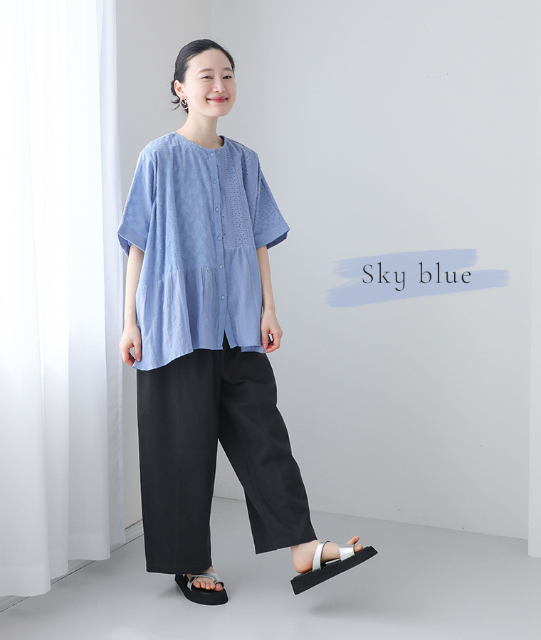 コットン総刺繍パネル切替シャツのスカイブルーを着用したモデルの全身画像