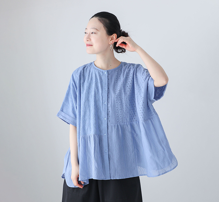 コットン総刺繍パネル切替シャツのスカイブルーを着用したモデルの上半身画像
