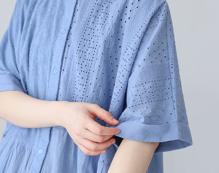 コットン総刺繍パネル切替シャツのスカイブルーの袖口を写した画像