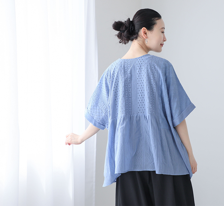 コットン総刺繍パネル切替シャツのスカイブルーを着用したモデルの後ろ姿画像