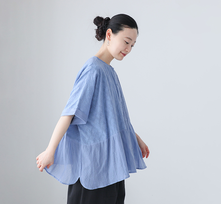 コットン総刺繍パネル切替シャツのスカイブルーを着用したモデルの横向き画像