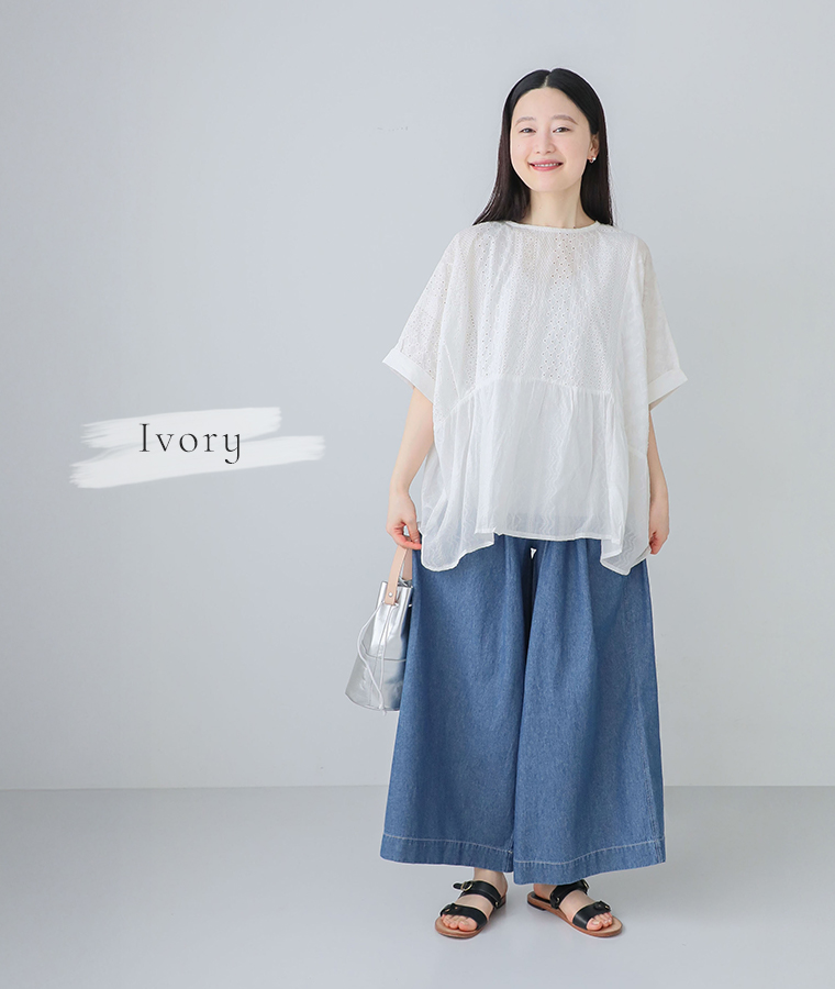 コットン総刺繍パネル切替シャツのアイボリーを着用したモデルの全身画像