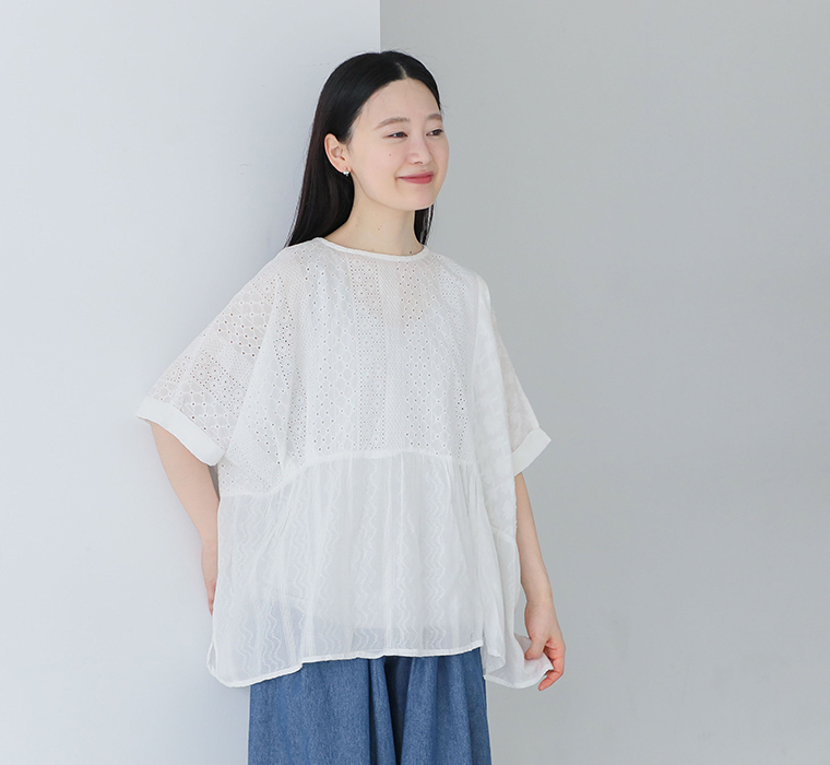 コットン総刺繍パネル切替シャツのアイボリーを着用したモデルの上半身画像