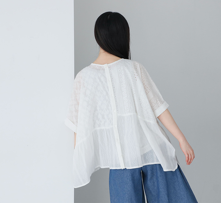 コットン総刺繍パネル切替シャツのアイボリーを着用したモデルの後ろ姿画像