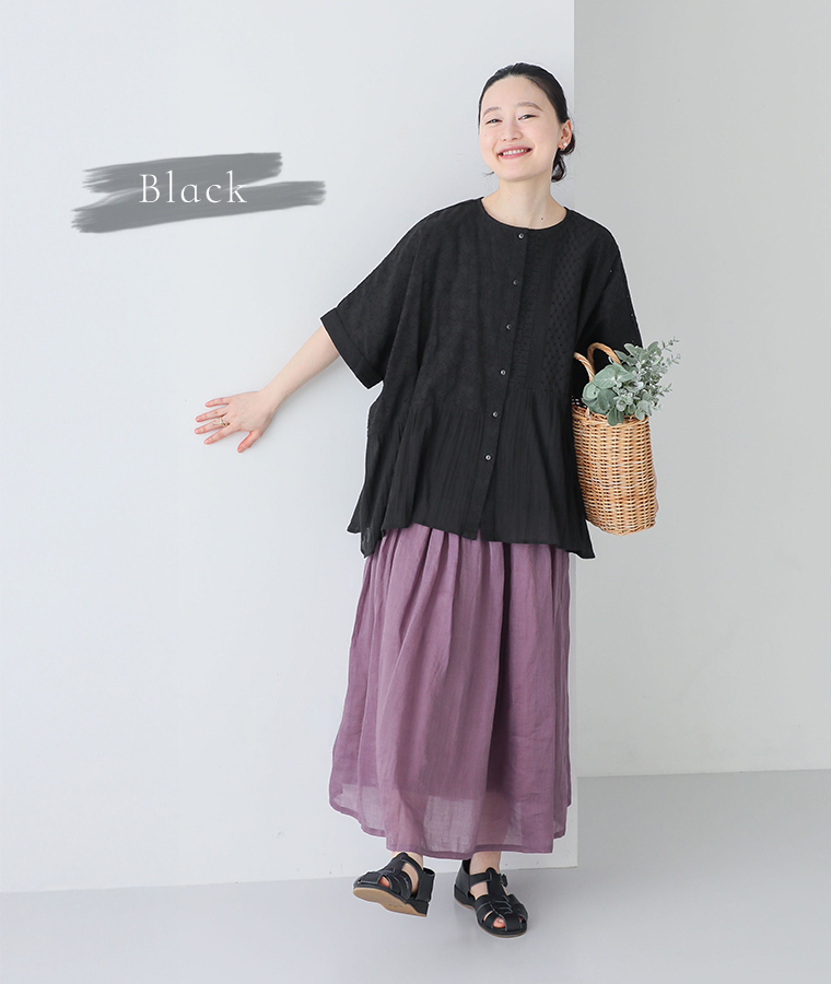 コットン総刺繍パネル切替シャツのブラックを着用したモデルの全身画像