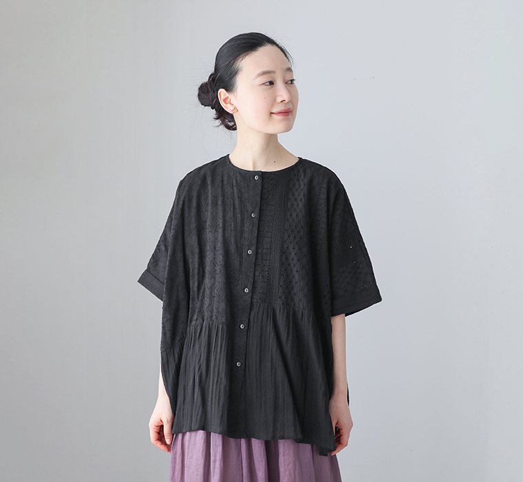 コットン総刺繍パネル切替シャツのブラックを着用したモデルの上半身画像
