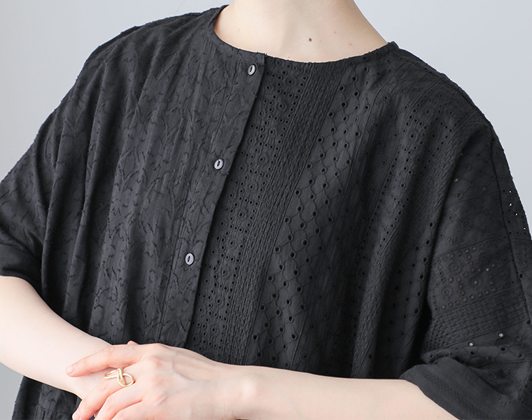 コットン総刺繍パネル切替シャツのブラックの刺繍生地を写した画像
