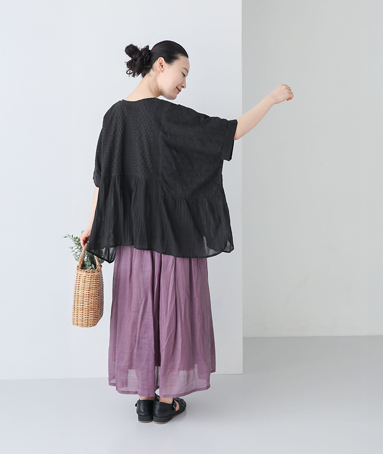 コットン総刺繍パネル切替シャツのブラックを着用したモデルの後ろ姿画像