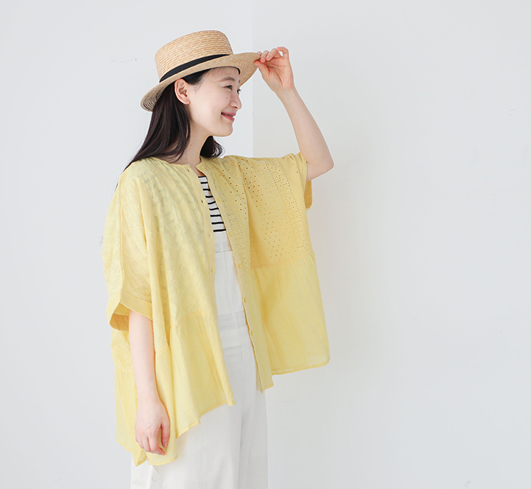 コットン総刺繍パネル切替シャツのイエローを着用したモデルの横向き画像