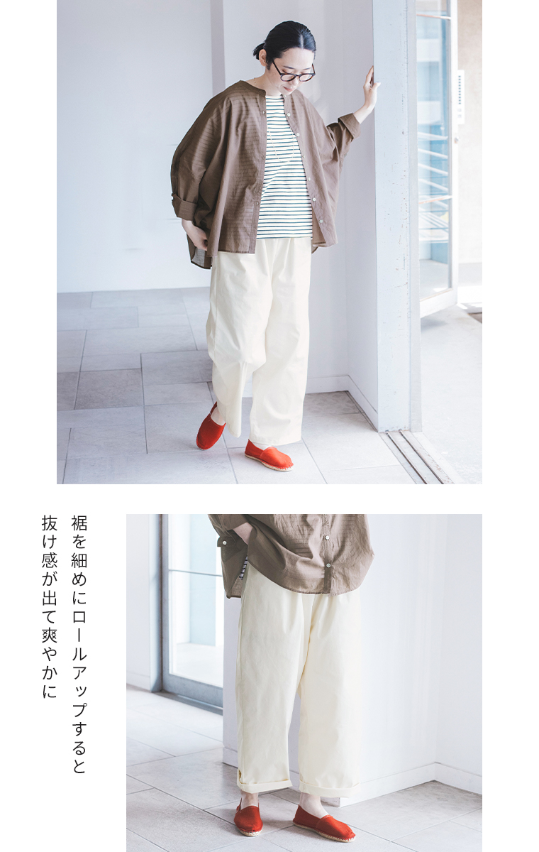 ボーダーTシャツと白パンツにシアーブラウスを重ねたパンツコーディネート