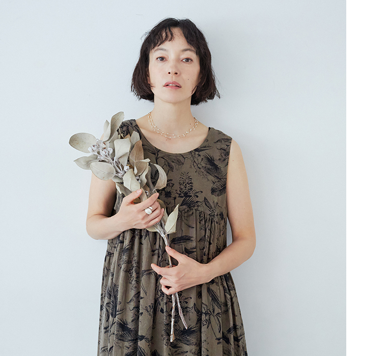 ICHI Antiquites ボタニカルプリントリネン混ワンピース 上半身寄り