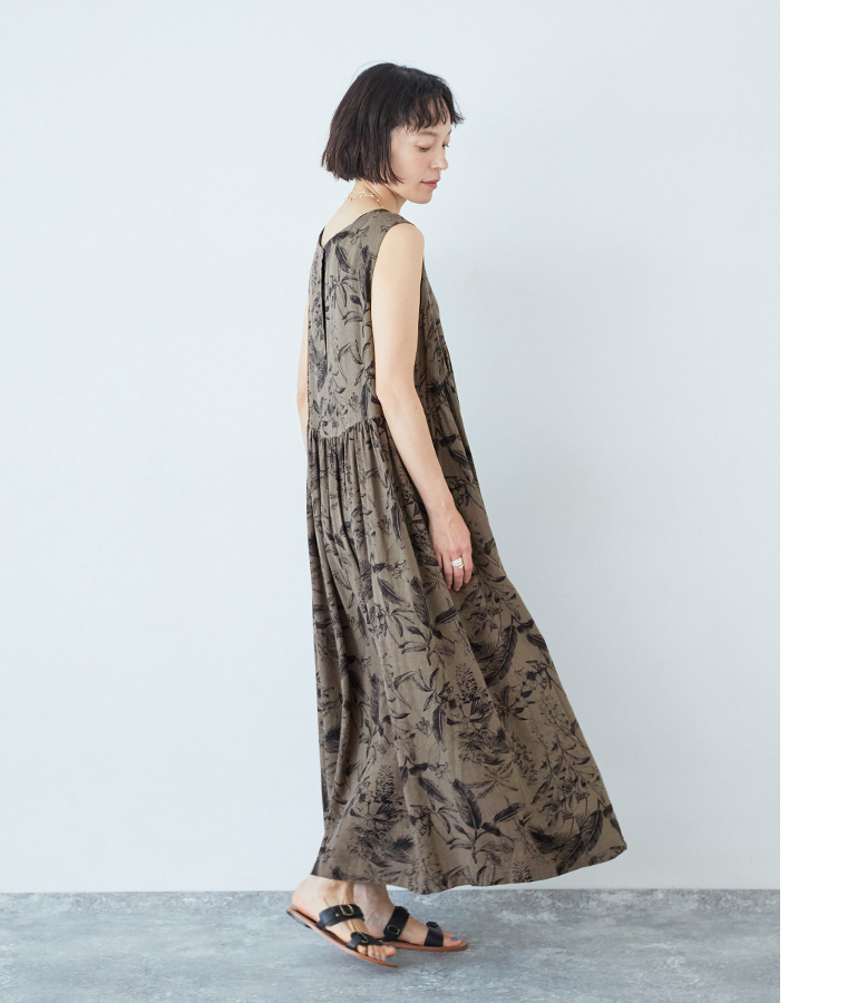 ICHI Antiquites ボタニカルプリントリネン混ワンピース 斜め後ろ