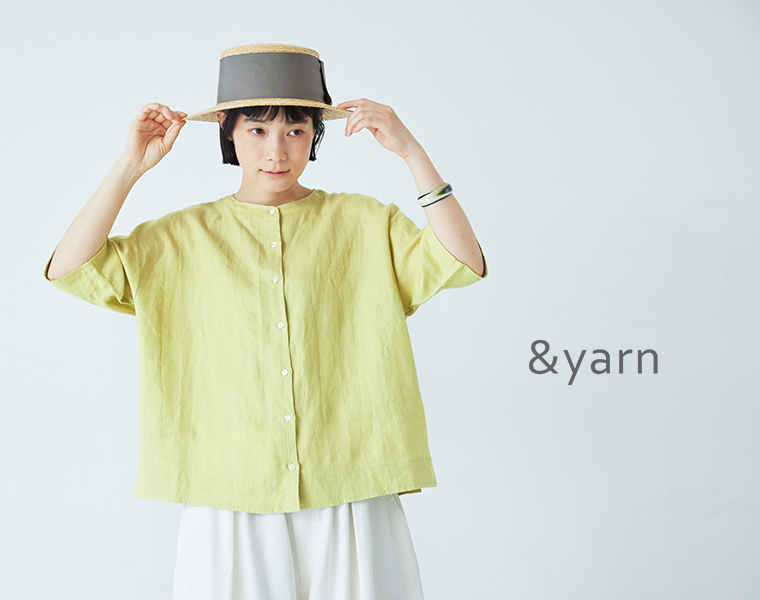 &yarnのバンドカラーリネンブラウス ライムを着たモデルの正面画像