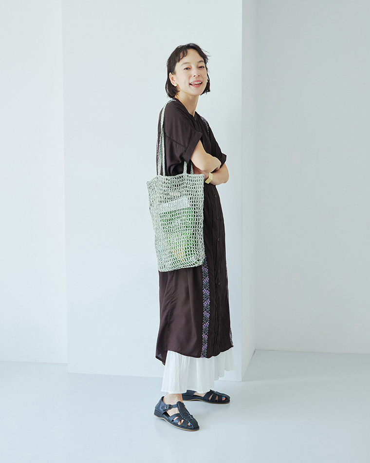 tocaのMIX COLOR TOTE 26'を肩掛けしたモデルの全身コーディネート画像