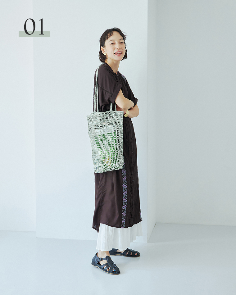 tocaのMIX COLOR TOTE 26'を肩掛けしたモデルの全身コーディネート画像