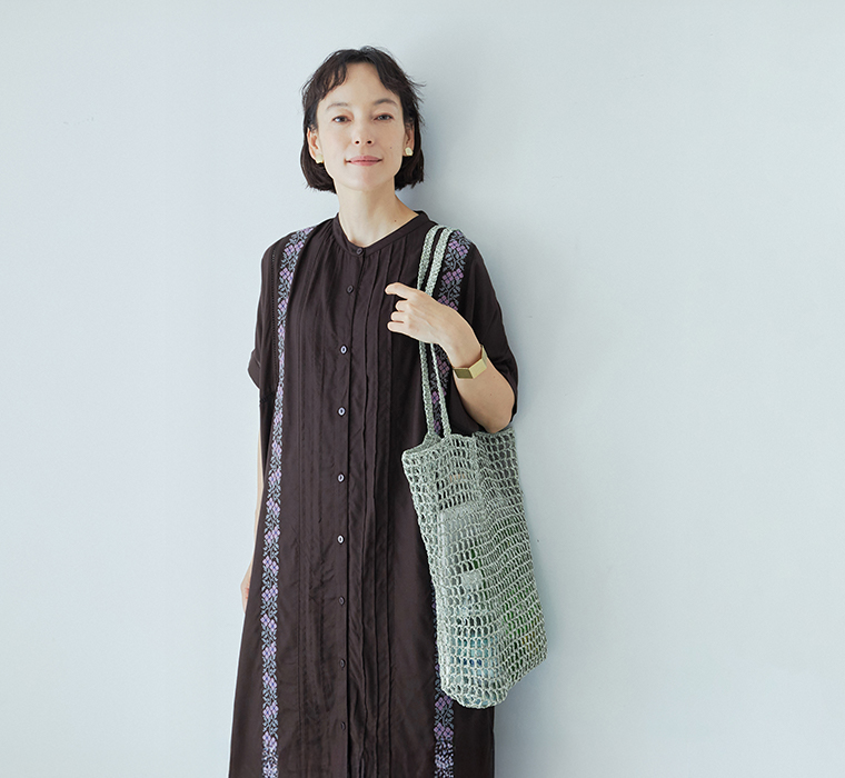 MIX COLOR TOTE 26'を肩掛けしたモデルの上半身画像