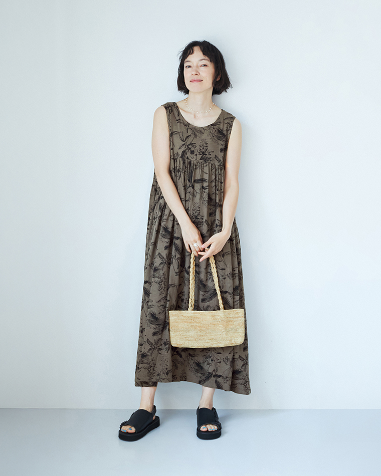 tocaのSIMPLE RF HANDBAGを持ったモデルの全身コーディネート画像