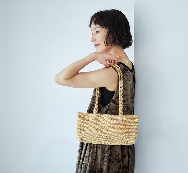 SIMPLE RF HANDBAGを肩掛けしたモデルの上半身画像