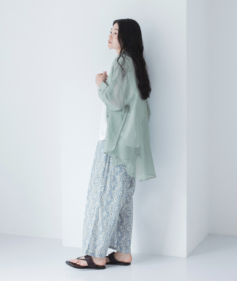 &yarn タイル総柄プリントパンツ ブルー 全身 横