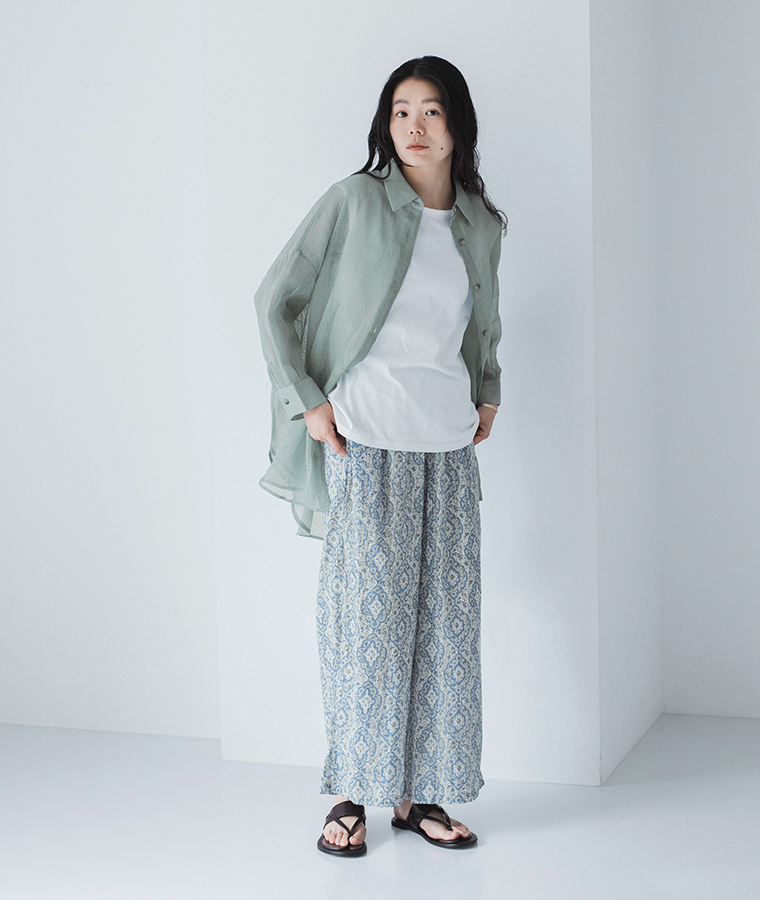 &yarn タイル総柄プリントパンツ ブルー 全身 斜め前