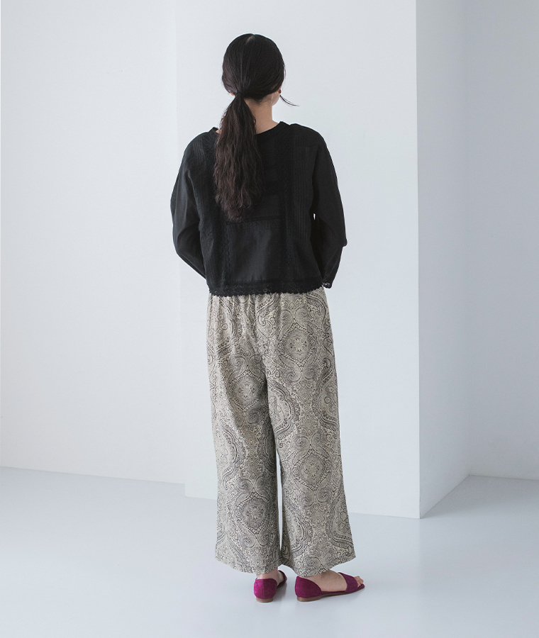 &yarn タイル総柄プリントパンツ ブラック 全身後ろ