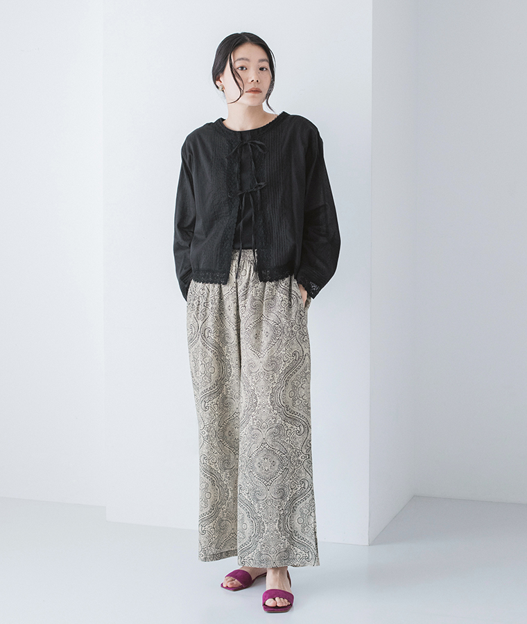 &yarn タイル総柄プリントパンツ ブラック 全身前