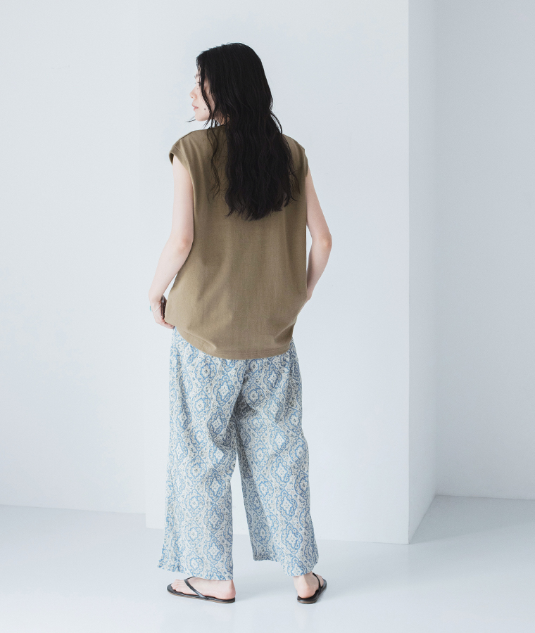 &yarn タイル総柄プリントパンツ ブルー アレンジスタイル 全身後ろ