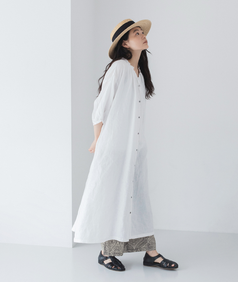 &yarn タイル総柄プリントパンツ ブラック 全身斜め前