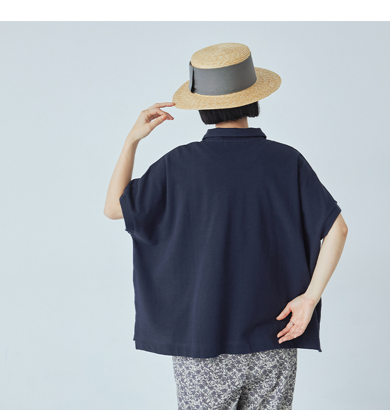 ネイビーの2wayポロとプリントワイドパンツを合わせた全身コーデ