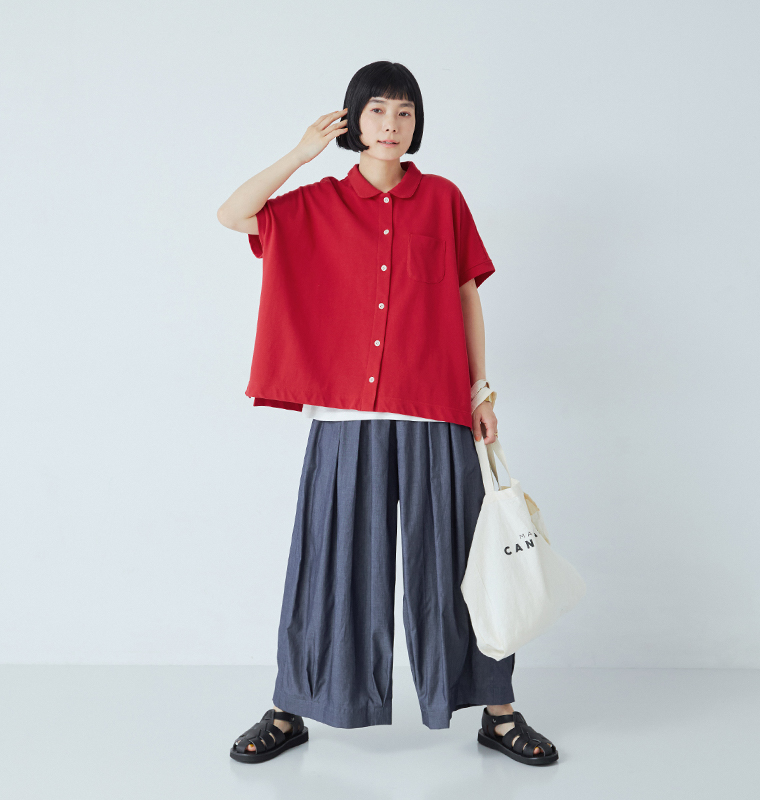 レッドの2wayポロとシアーデニムキュロットを合わせた全身コーデ