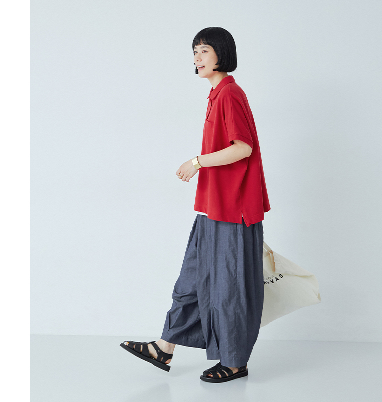 レッドの2wayポロの裾とサイドスリットのディテール