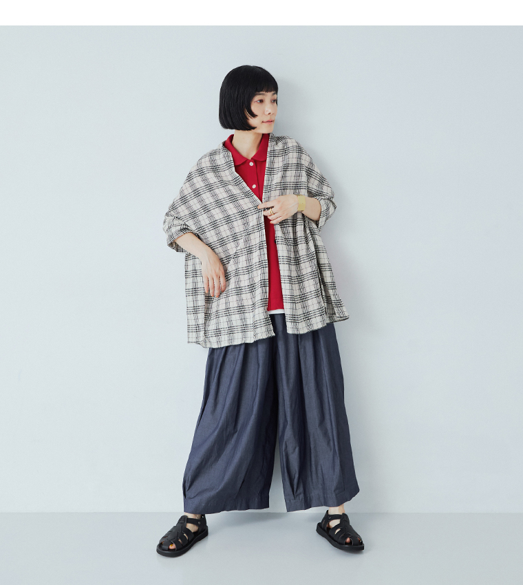 レッドの2wayポロにストールカーディガンを合わせたスタイル