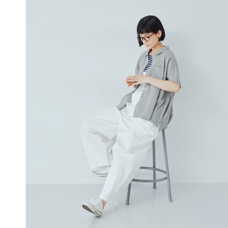 グレーの2wayポロと白いパンツを合わせた全身コーデ