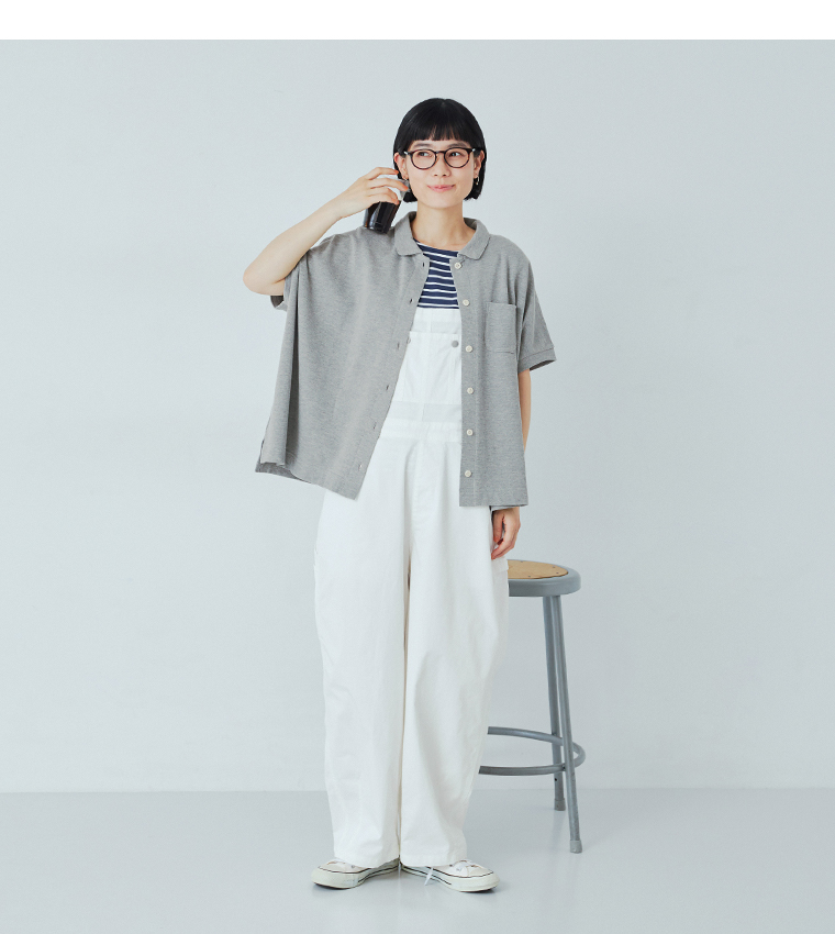 グレーの2wayポロの後ろ姿