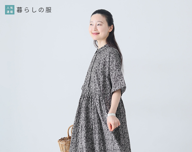 暮らしの服　コットンキャンブリック花柄ブラウジングワンピースを着たモデルの上半身画像