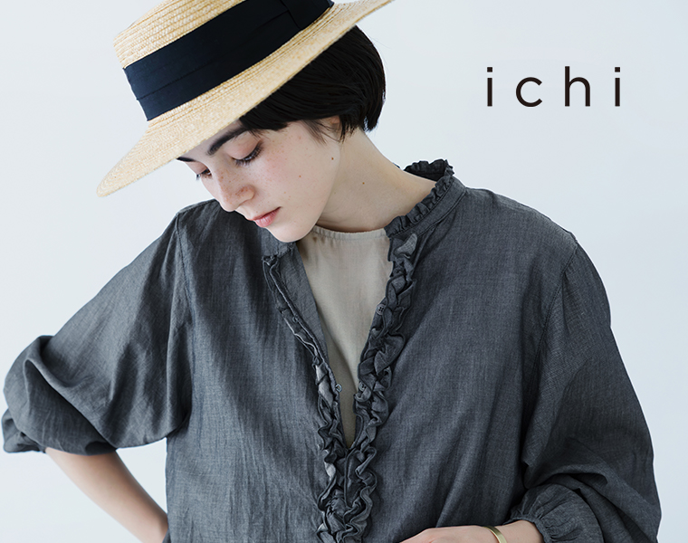 ichiのダークインディゴのコットンライトデニムフリルブラウスのフリルデザインを写した画像