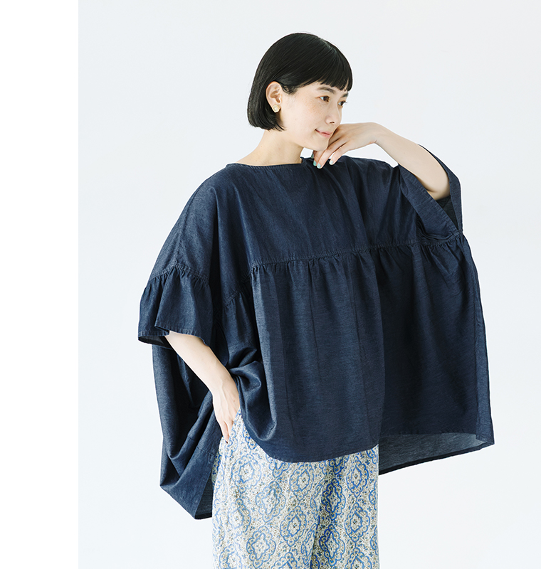 Sorte cuffぜいたくギャザーワイドブラウス（インディゴ）を着用した女性の正面コーディネート。ゆったりとしたシルエットと袖のギャザーが特徴的で、深みのあるインディゴの色合いが上品な印象を与える商品画像。