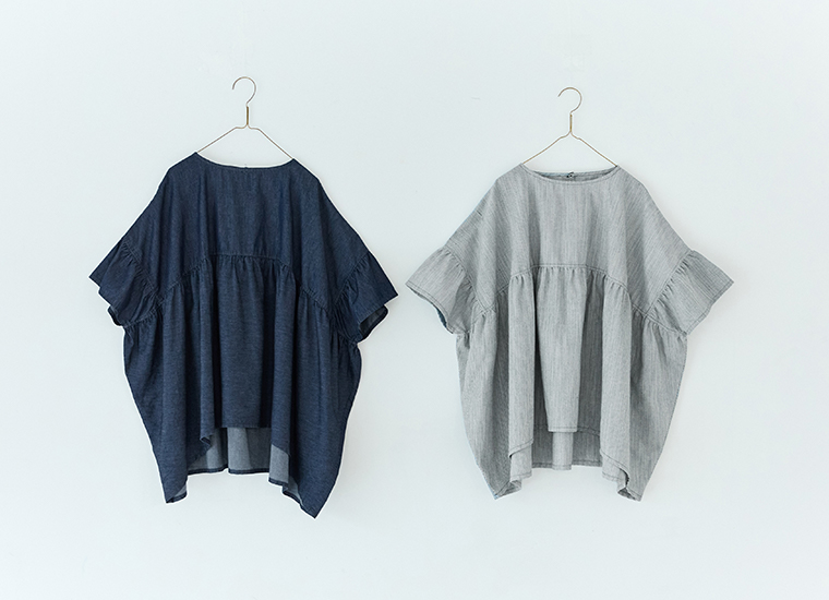 Sorte cuffぜいたくギャザーワイドブラウス（インディゴ・ヒッコリー）をハンガーに掛けた商品画像。左が深みのあるインディゴ、右が爽やかなヒッコリー柄で、どちらもふんわりとしたギャザーとゆったりシルエットが特徴。