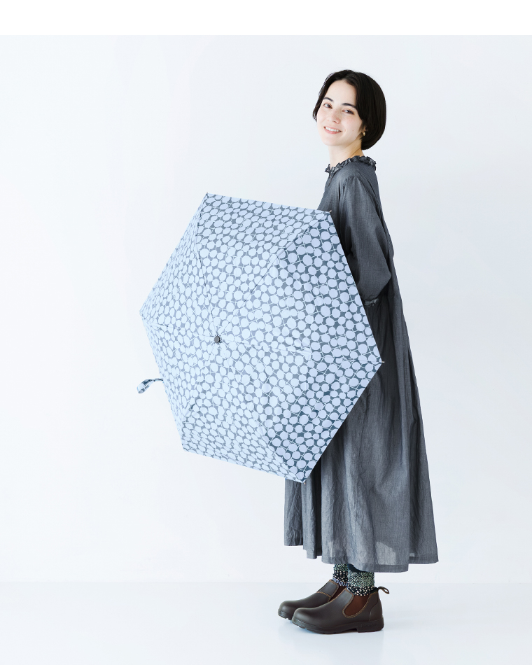 Tapirok　Pallo Gridの折りたたみ傘とMuistoのソックスを合わせたグレーのワンピーススタイル