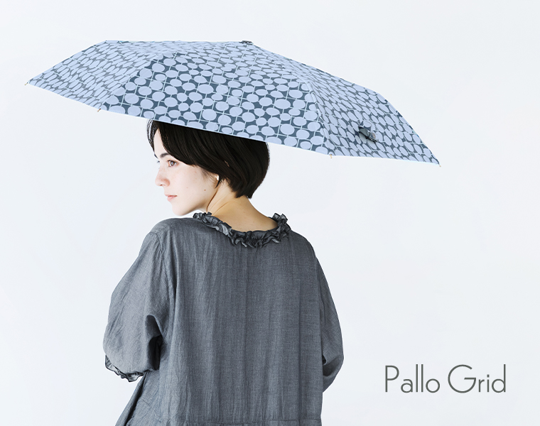 Tapirok Pallo Gridの折りたたみ傘をさしたグレーのワントーンコーディネート